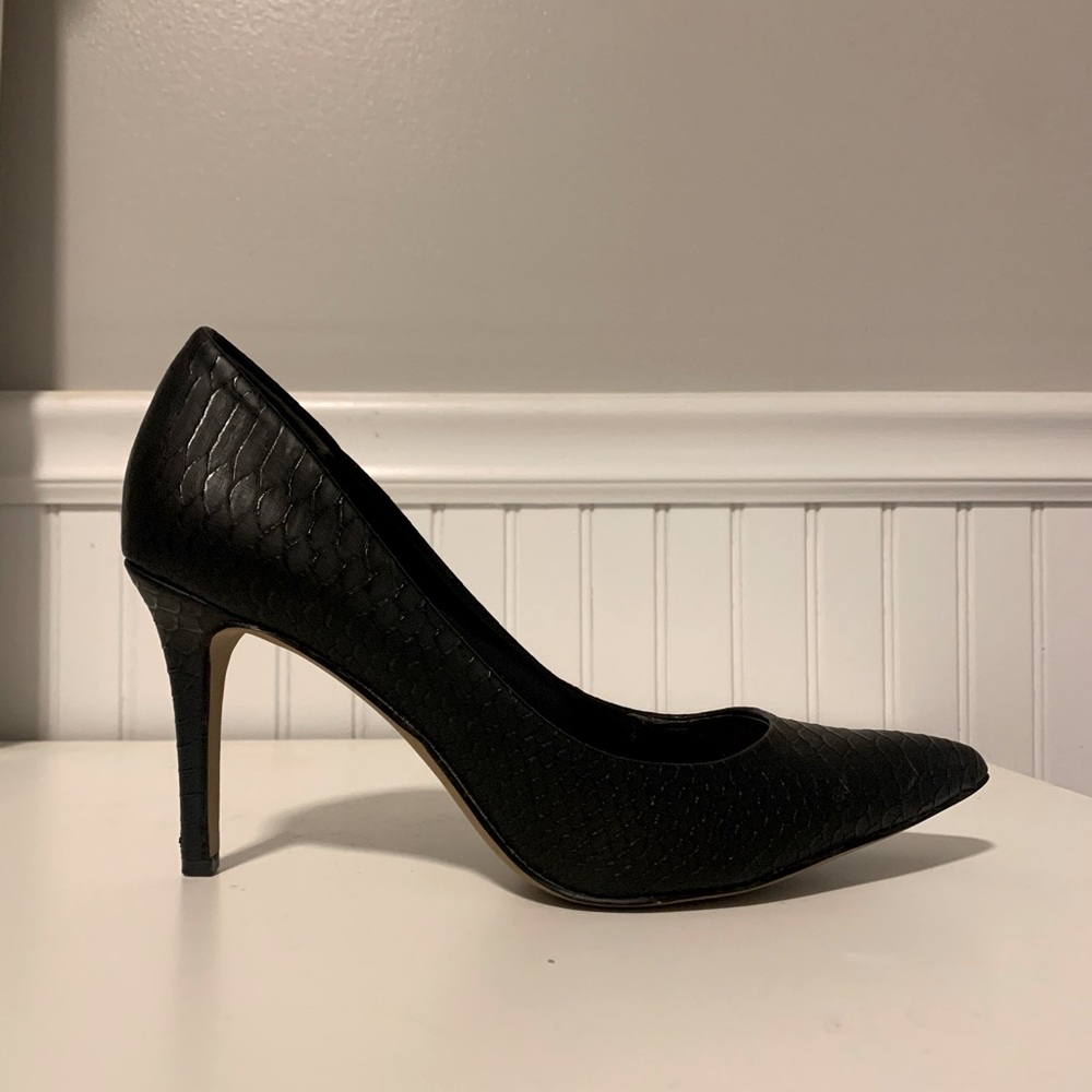 Black Pointed Toe Python Pump (6.5)